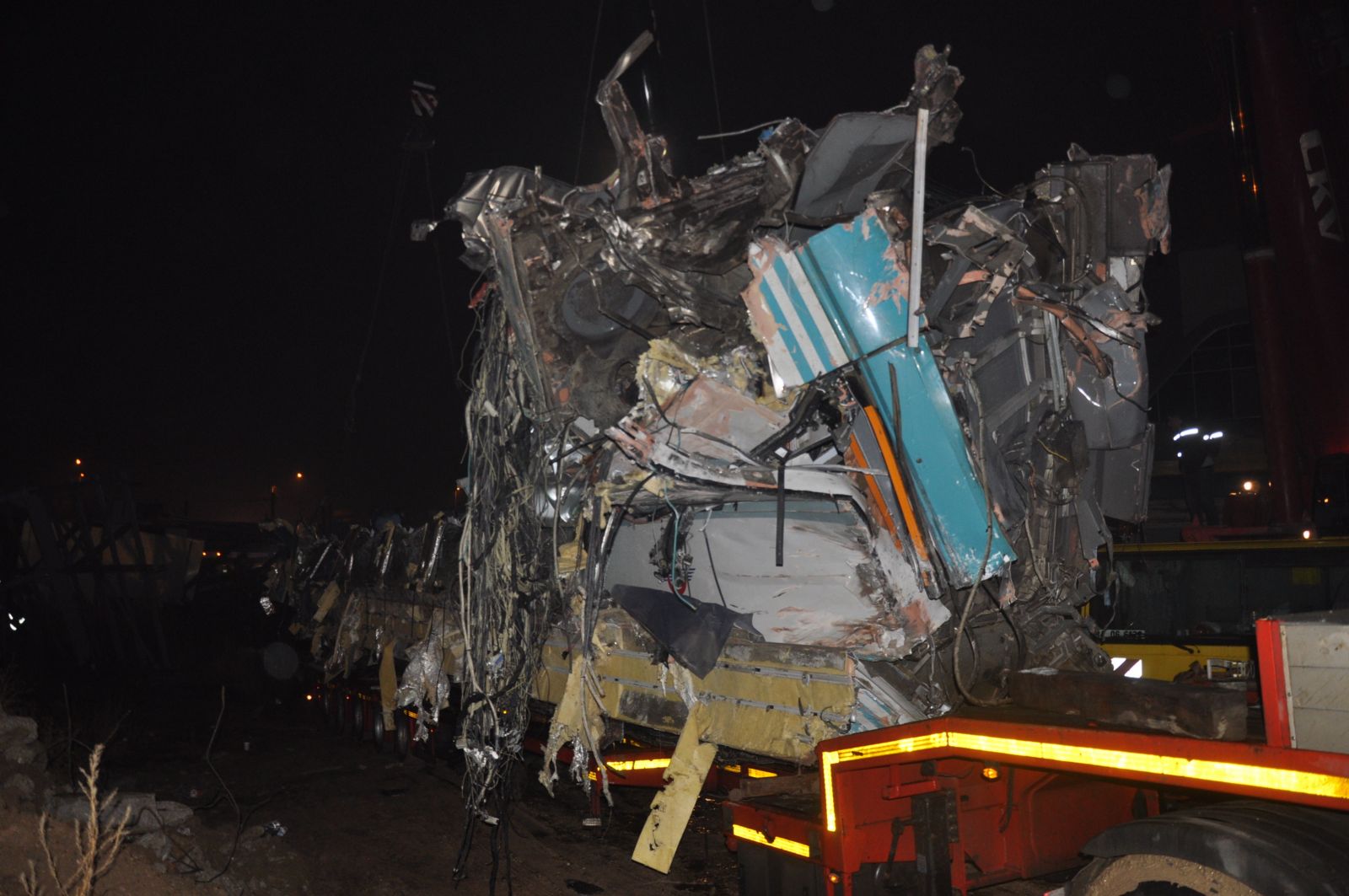 Tren kazasındaki vagonların enkazı kaldırıldı